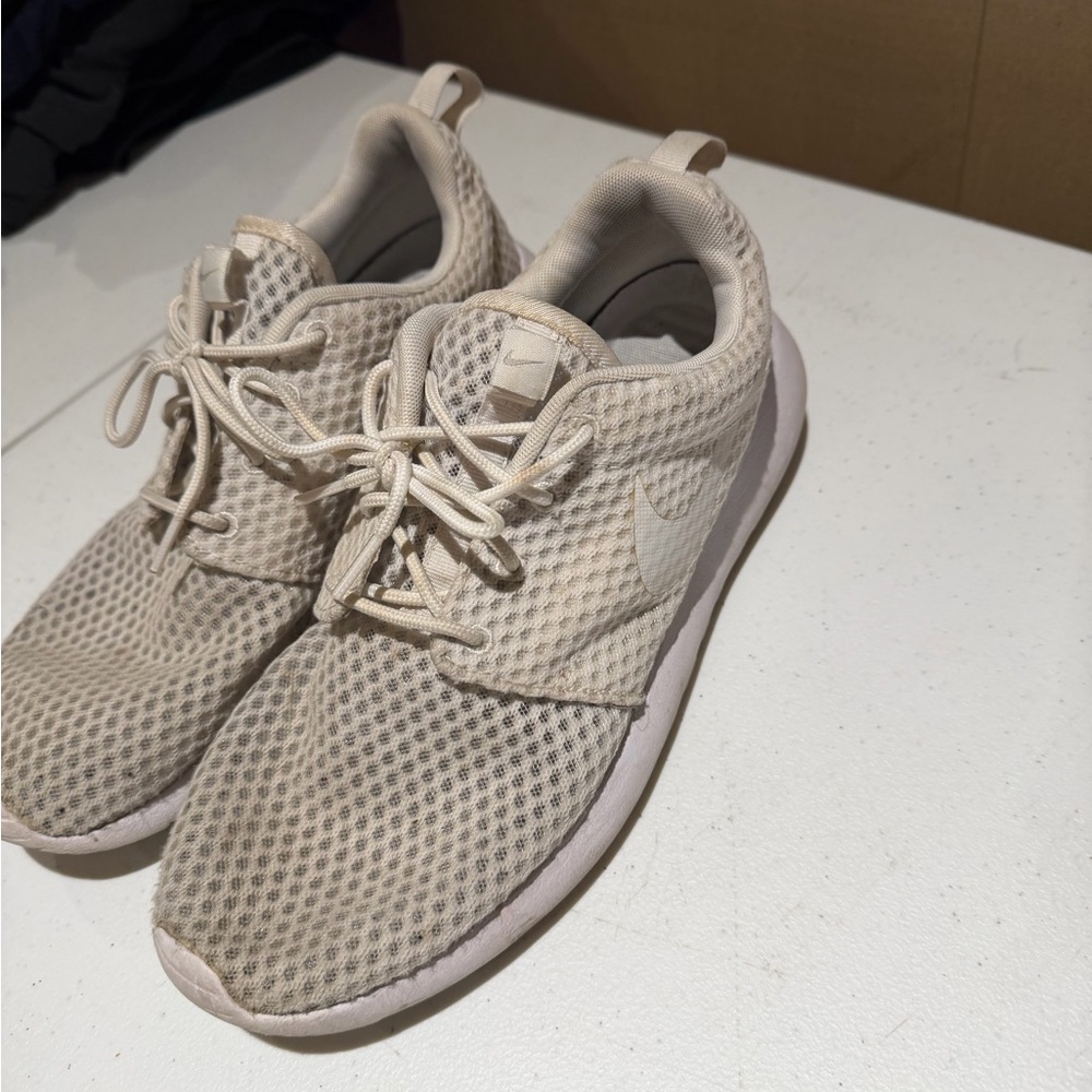 Nike Beige Mesh Sneakers - Roshe